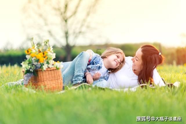 重庆人齐聚观音桥体验来自秀山的浓浓年味