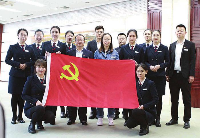 车头上悄悄长出一对“龙角” 双层巴士换上龙年“新装”