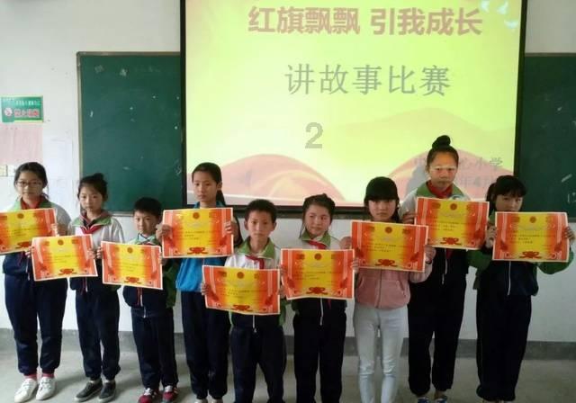 大熊猫“重重”表演单杠，爬行时险摔倒，迅速反应化险为夷