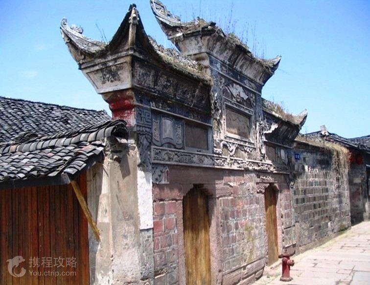逃离废弃的卡车场