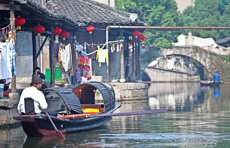 小同学被地主娃欺负当马骑,少年杨靖宇气不过把地主娃找到小屋中